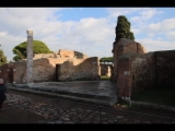 06469 ostia - regio iv - insula v - schola del traiano (iv,v,15) and domus (iv,v,16) - eingang.jpg